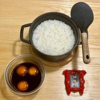 可能是蛋黃、粥和顯示的文字是「 LSTAUB 御 脂 房」的圖像