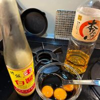 可能是拉麵、蛋黃和文字的圖像