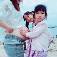 可能是 2 個人、嬰兒和海灘的圖像