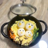 可能是炒飯、水波蛋、豆腐和蛋黃的圖像