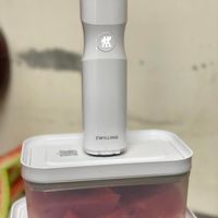 可能是西瓜和顯示的文字是「強 共 m ZWILLING 」的圖像