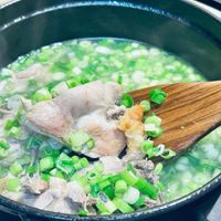 可能是拉麵、粥和顯示的文字是「小蛙的廚房進化史」的圖像