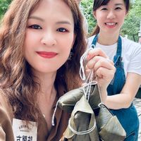 可能是 2 個人、矢車菊和文字的圖像