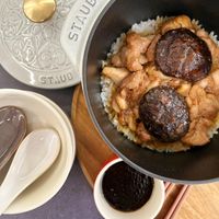 可能是香菇、火鍋和顯示的文字是「 STAUB STAUD 」的圖像