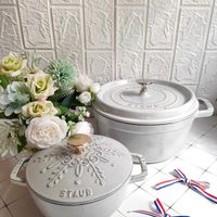 可能是顯示的文字是「 STAUB C STAUB 」的圖像