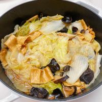 可能是豆腐、麵、香菇和火鍋的圖像