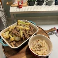可能是火鍋、粥、燉小牛膝和麵的圖像