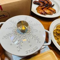 可能是顯示的文字是「 1000 SAD STAUB O500 STAUB STAUB 」的圖像