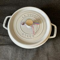 可能是顯示的文字是「 STAUB STAUB B LA COCOTTE COTTE taub STAUB SEAMT YAU TAUL STAUB 」的圖像