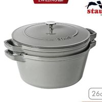 可能是顯示的文字是「 c staub en France STAUB 26cm 」的圖像