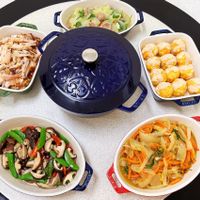 可能是火鍋、香菇、炒麵、豆腐和文字的圖像