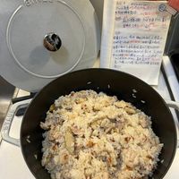 可能是炒飯、西班牙大鍋飯和文字的圖像
