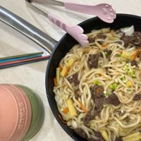 可能是肉排和顯示的文字是「 YAUB บ STAUE 」的圖像