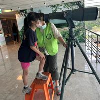 可能是 3 個人和文字的圖像