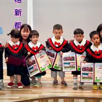 可能是 6 個人、小孩、兒童玩具和文字的圖像