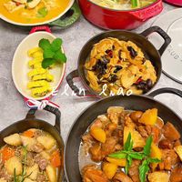 可能是香菇、豆腐、燉小牛膝、火鍋和顯示的文字是「 AUD AVAN TAUB AUB 」的圖像