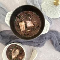 可能是燉小牛膝、豆腐和顯示的文字是「 STAUD STAUB STAUB Te STAUB STAUB 」的圖像