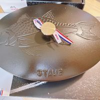 可能是鬆餅機和顯示的文字是「 stanl queas STAUB 」的圖像