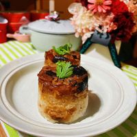 可能是豆腐、壽司和燉小牛膝的圖像