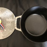 可能是鬆餅機和顯示的文字是「 2000 2000 u 0:00 000 mo STAUB O 」的圖像