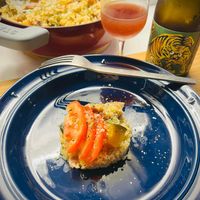 可能是北非小米飯、炒飯和蝦的圖像