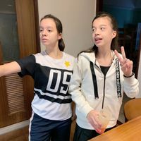 可能是 2 個人和微笑的人的圖像