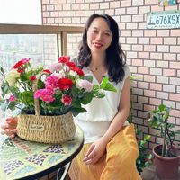 可能是 1 人、白百合、牡丹、洋桔梗、千日紅和滿天星的圖像