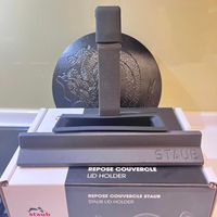 可能是喇叭、鬆餅機和顯示的文字是「 REPOSE COUVERCLE LID HOLDER STAUB REPOSE COUVERCLE STAUB STAUBLIDHOLDER STAUB LID HOLDER staub 」的圖像