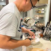 可能是 1 人、港式點心和半圓形餡餅的圖像