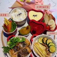 可能是顯示的文字是「 Hondm /oHoΥ flowers Hondmade 蔬菜盤 吹彈可破蒸蛋 STAUD STAU3 STAUB STAUBA STAUB 水果們 水 紅燒風目魚 桂竹箭/梅瓜」的圖像