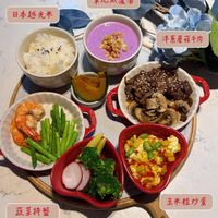 可能是粥、豆腐和顯示的文字是「日本越光米 紫地瓜濃湯 洋蔥蘆菇牛肉 TAUB 蔬菜盤 없기 玉米 玉米粒炒蛋 SPAUD 」的圖像
