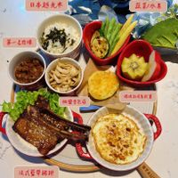 可能是水波蛋、豆腐和顯示的文字是「日本越光米 蔬菜/水果 第一名肉煉 椒鹽杏包菇 焗烤起司馬鈴幕 法式藍韓豬排 曹油荷包蛋 STAUD STAUB 」的圖像