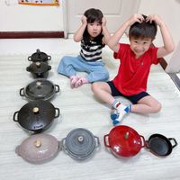 可能是 2 個人、鬆餅機和文字的圖像