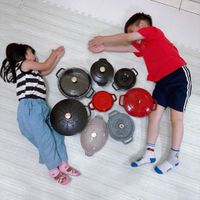可能是 2 個人、小孩和鬆餅機的圖像