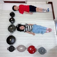 可能是 2 個人、小孩和鬆餅機的圖像