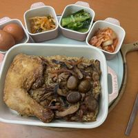 可能是顯示的文字是「 TAUB STAUB STAUD STAUD STAUD STAUR 」的圖像