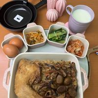 可能是豆腐和顯示的文字是「 STAUB STAUD STAUD SYAUB AUSI STAUB SITAUB STAUB 」的圖像