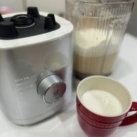 可能是飲料、泡茶器和文字的圖像