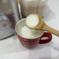 可能是粥、木湯匙、咖啡和顯示的文字是「手動模式 發 TWILLING SWIAINO TWIL LAINO 」的圖像