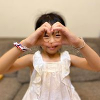可能是 1 人、小孩和紅心的圖像