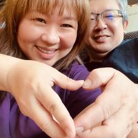 可能是 1 人、微笑和紅心的圖像