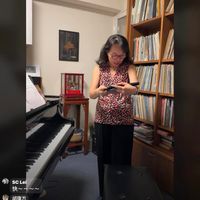 可能是 1 人、單簧管、鋼琴和顯示的文字是「現正直播 sc scLei 快~~~~ ~ ~ 胡瓊方 6/8 留言...... 最新留言」的圖像