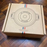 可能是顯示的文字是「 LA A COCOTTE STAUB STAUB STAUB FABRIQUE FABRIQUÉENFRANCE EN FRANCE MADE MADEINFRANCE FRANCE 」的圖像
