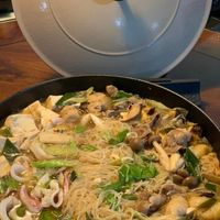 可能是炒麵、香菇、拉麵和麵的圖像