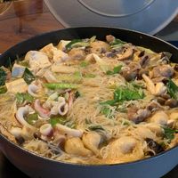 可能是火鍋、拉麵、香菇、義大利麵和麵的圖像