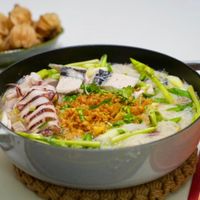 可能是火鍋、麵、拉麵、豆腐、粥和文字的圖像
