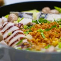 可能是拉麵、麵、火鍋、豆腐和粥的圖像