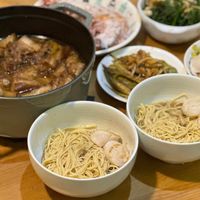 可能是拉麵、麵、炒麵、火鍋、粥和義大利麵的圖像