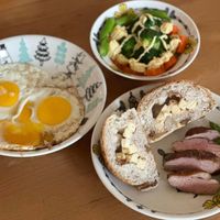 可能是黑麥麵包、水波蛋、蛋黃、煙燻鮭魚和法式長棍麵包的圖像