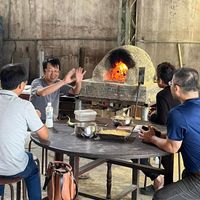 可能是 3 個人和爐床的圖像